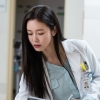 ‘조선생존기’ 경수진, ‘화이트가운X긴 생머리’ 레지던트 변신