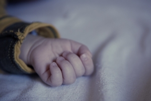 지인 2살 아들 돌봐준다더니…공중에 던졌다 못 받아 사망