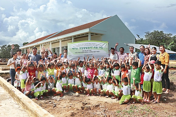 김태호 대표는 베트남의 8개 학교에 태양광에너지발전소를 설치·지원했다. 사진은 지난해 베트남의 안 두용·탄 헝·동 티엔의 3개 초등학교 지원행사 후 기념 촬영.