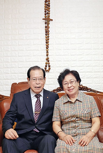 전북열(왼쪽) 씨와 아내가 다정하게 웃고 있다.