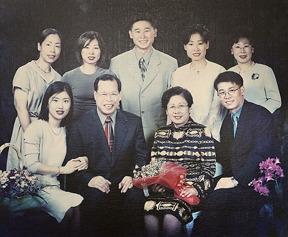 전북열(앞줄 왼쪽에서 두번째) 씨 가족사진.