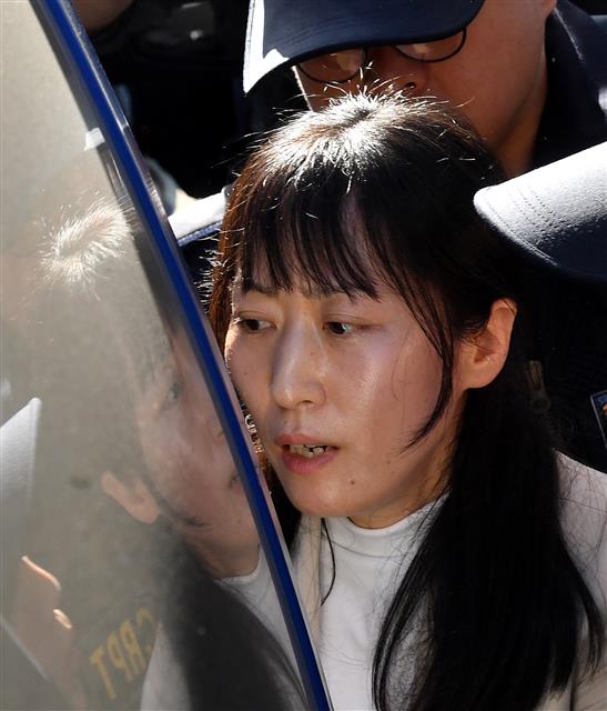 친아버지를 살해한 혐의로 무기징역을 선고받고 복역 중인 김신혜씨(41)가 20일 오후 전남 해남군 광주지방법원 해남지원에서 첫 공판을 마친 뒤 호송되고 있다. <br>김씨는 이날 공판에서 “자신이 친아버지를 죽이지 않았다”면서 “위조된 자료로 누명을 썼다”고 주장했다. 2019.5.20<br>뉴스1