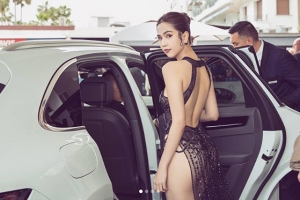 칸 레드카펫서 과감한 의상 선보인 베트남 배우