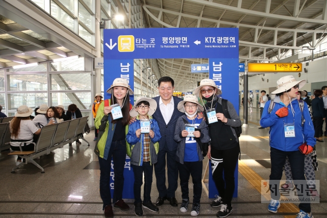 광명역 특별개찰구 앞에서 시민과 기념사진을 찍고 있다. 광명시 제공