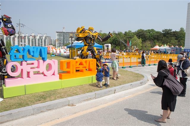 지난 어린이날 춘천시 호반체육관 앞에 설치된 로봇 등 조형물 앞에서 가족들이 사진을 찍고 있다.  춘천시 제공 지난 어린이날 춘천시 호반체육관 앞에 설치된 로봇 등 조형물 앞에서 가족들이 사진을 찍고 있다.  춘천시 제공