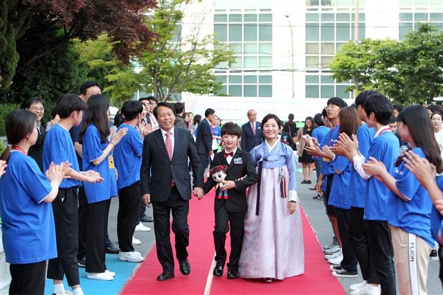 이성(왼쪽부터) 구로구청장이 아역배우 최윤건군, 아내 홍현숙씨와 함께 지난 16일 구로구청 앞에서 열린 ‘제7회 서울구로국제어린이영화제’ 폐막식에서 레드카펫을 걷고 있다.  구로구 제공