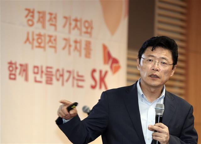 이형희 SK수펙스추구협의회 SV위원장이 21일 서울 종로구 SK서린빌딩에서 열린 ‘SK 사회적 가치 측정 설명회’에서 사회적 가치 측정 취지와 방식, 향후 계획 등을 설명하고 있다.  SK 제공