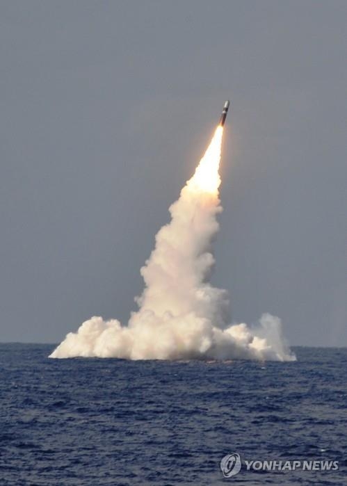 전략핵잠수함에서 발사되는 트라이던트 핵미사일 미 해군의 핵탄도미사일 발사 전략 핵잠수함(SSBN)에서 발사되는 미사일 [미 국방부 제공=연합뉴스]