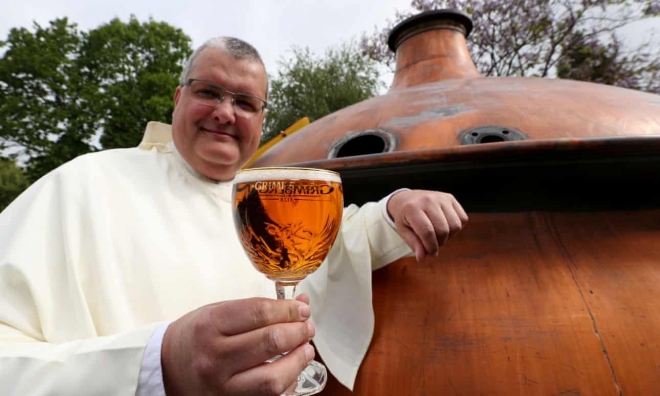 카렐 스타우테마스 신부가 중세 고서에서 착안해 새롭게 만든 맥주를 선보이고 있다. 흐림베르헌 로이터 연합뉴스