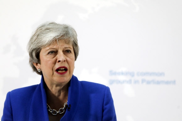테리사 메이 영국 총리가 21일(현지시간) 런던에서 브렉시트(영국의 유럽연합 탈퇴)와 관련해 새로운 ‘탈퇴합의법안’을 설명하는 연설을 하고 있다. 런던 EPA 연합뉴스