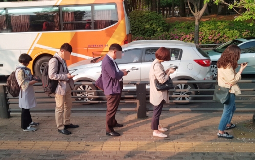 [한 컷 세상] 떼려야 뗄 수 없는…