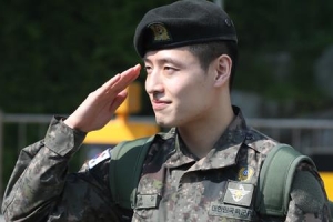 [포토] 거수 경례로 전역 인사하는 배우 강하늘