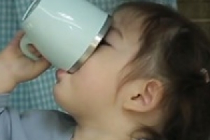‘슈돌’ 건후 베이비치노 영상 100만뷰 돌파 ‘러블리 그 자체’