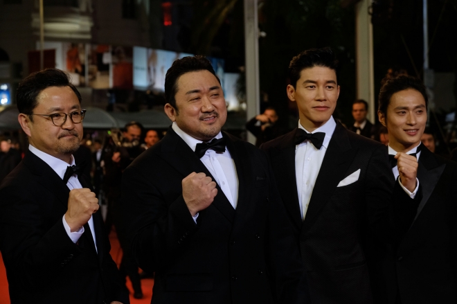 영화 ‘악인전’을 연출한 이원태(왼쪽부터) 감독과 주연 배우인 마동석, 김무열, 김성규. 키위미디어그룹 제공