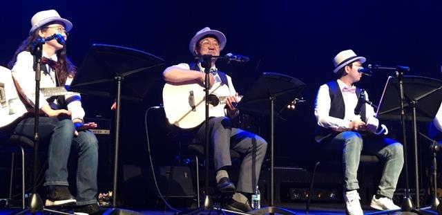 엄태준(가운데) 시장이 지난 22일 가정의 달 기념 시청 음악동호회 ‘직원 힐링콘서트’에서 G-하모니와 함께 노래를 하고 있다. 이천시 제공