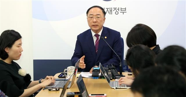 홍남기(가운데) 경제부총리 겸 기획재정부 장관 뉴스1