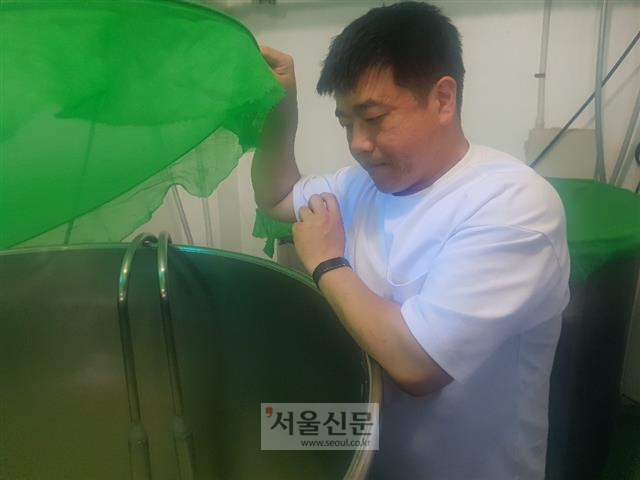 발효 중인 밀막걸리를 체크하고 있는 동해명주 양민호 대표.