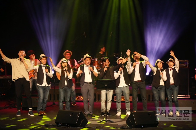 엄태준(앞줄 왼쪽 4번째) 시장이 지난 22일 가정의 달 기념 시청 음악동호회 ‘직원 힐링콘서트’에서 G-하모니와 함께 노래를 하고 있다. 이천시 제공