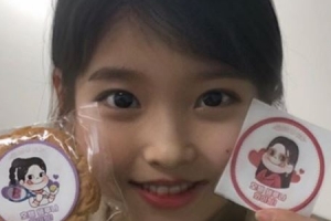 애기얼굴 어플 써도 달라진 게 없는 아이유 [EN스타]