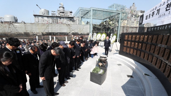 헌화하는 천안함 46용사 유가족들