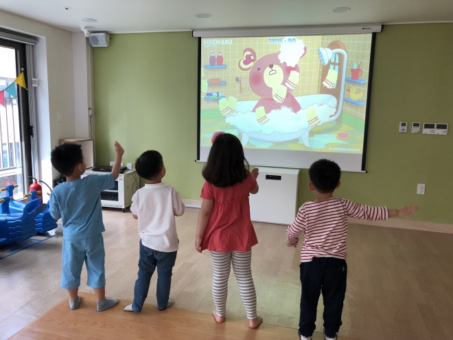 지난 20일 서울 은평구 녹번동 구립녹번어린이집에 마련된 디지펀 놀이존에서 아이들이 스크린을 보며 놀이를 하고 있다. 은평구 제공
