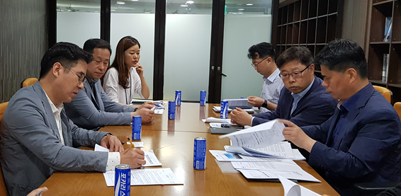 관계부서와 회의 중인 김종무 시의원(왼쪽) 관계부서와 회의 중인 김종무 시의원(왼쪽)