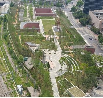오는 6월 1일 전면 개방을 앞둔 서울 중구 칠패로 서소문역사공원의 지상공원 모습. 서울시 제공