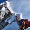 에베레스트 정상 아래 체증 묶여 죽음 맞는 산악인들