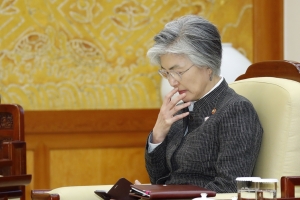 강경화 외교장관 “한미정상 통화 유출, 엄중 문책…큰 책임감 느껴”