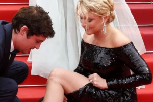 [포토] 신발 벗겨진 여배우들…남배우들의 ‘스윗한 대처’