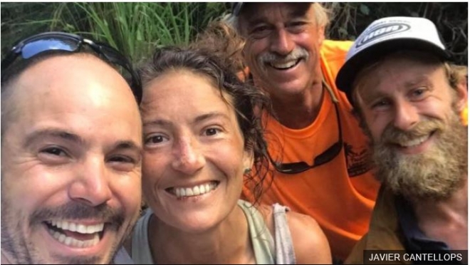 지난 8일(이하 현지시간) 미국 하와이 마우이섬에서 실종된 뒤 24일 가까스로 구조된 어맨다 엘러가 자신을 구조한 자원봉사 요원들과 미소를 지어 보이고 있다. 