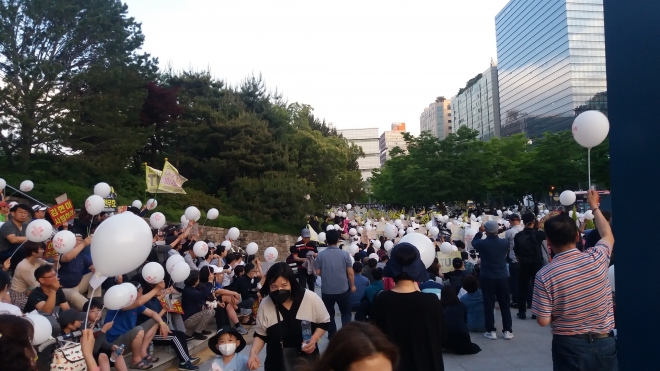 지난 23일 김현미 국토교통부 장관이 수도권 서북부 교통개선 구상을 밝혔음에도 김포, 일산, 운정 주민 수천명이 25일 3기 신도시 조성에 반대하는 항의 집회를 열었다.