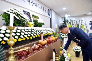 해군 청해부대 최종근 하사 빈소 이틀째 조문 행렬, 27일 영결식