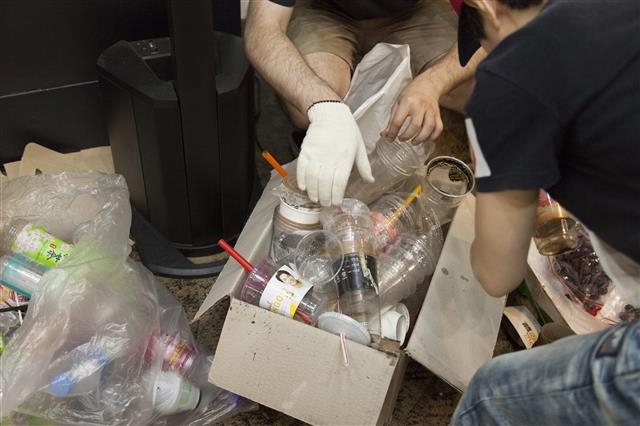25일 홍대에서 열린 ‘플라스틱 컵 어택’ 행사에서 시민들이 길에 버려진 일회용 컵을 모으고 있다. 쓰레기 덕질 제공