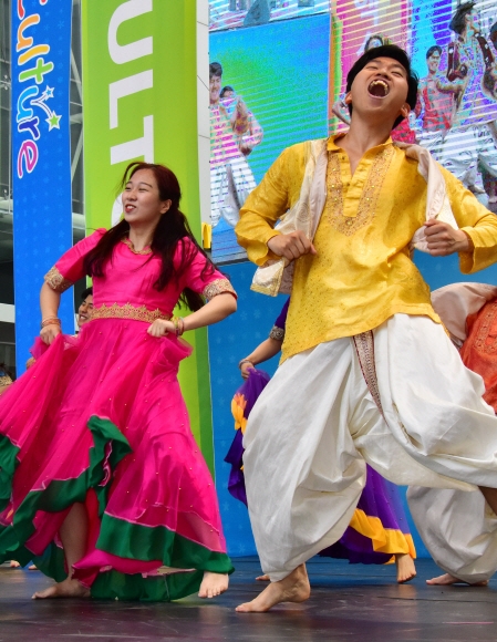 세계 전통 의상 입고 신나는 무대