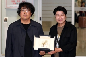 [포토] 황금종려상 들어보이는 봉준호 감독과 송강호