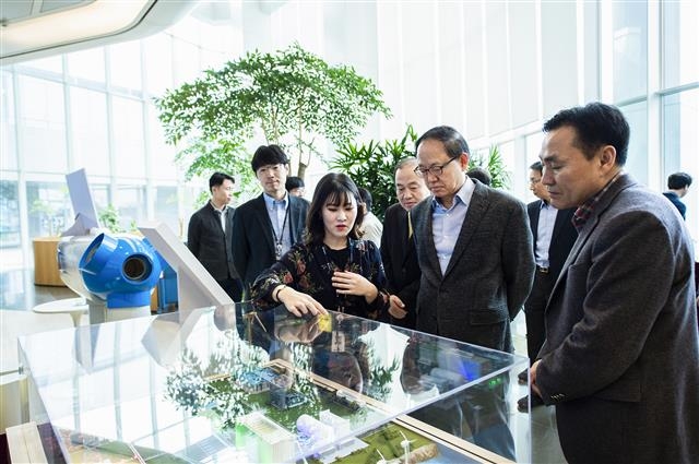 박형구(오른쪽 두 번째) 한국중부발전 사장이 충남 보령 본사에서 열린 ‘수소경제주간 수소·재생에너지 전시회’를 둘러보고 있다.  중부발전 제공 