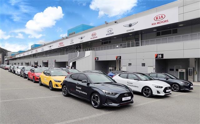 현대자동차그룹이 지난 10일 강원 인제군 인제스피디움에서 현대자동차·기아자동차·제네시스 차량의 성능을 브랜드별로 체험할 수 있는 ‘현대자동차그룹 드라이빙 익스피리언스’ 프로그램을 론칭했다.  현대자동차그룹 제공