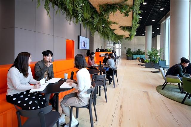 아모레퍼시픽 임직원들이 서울 용산 본사 21층에 마련된 협업공간 장영실에서 소그룹 모임을 하고 있다.  아모레퍼시픽 제공