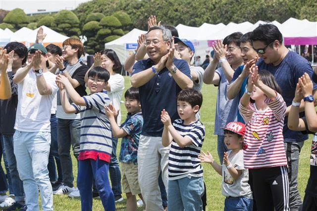 효성은 일과 삶의 균형을 바탕으로 일하기 좋은 기업을 만들기 위해 다양한 제도를 시행하고 있다. 사진은 효성 한마음 체육대회 모습.  효성 제공