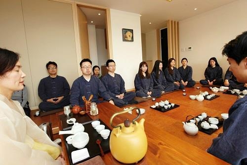 LG디스플레이 직원들이 경북 문경시에 있는 힐링센터에서 다도를 통한 명상 프로그램에 참여하고 있다.  LG 제공
