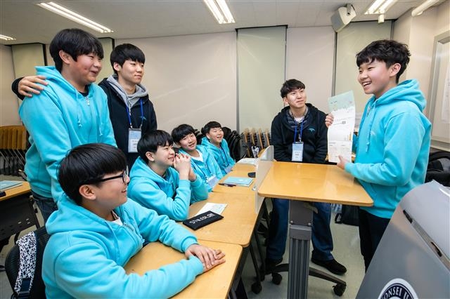 ‘2019년 삼성드림클래스 겨울캠프’에 참가한 중학생들이 지난 1월 인천 송도에 있는 연세대 국제캠퍼스에서 진로탐색 프로그램을 통해 계획한 자신의 꿈과 희망을 발표하고 있다.  삼성전자 제공