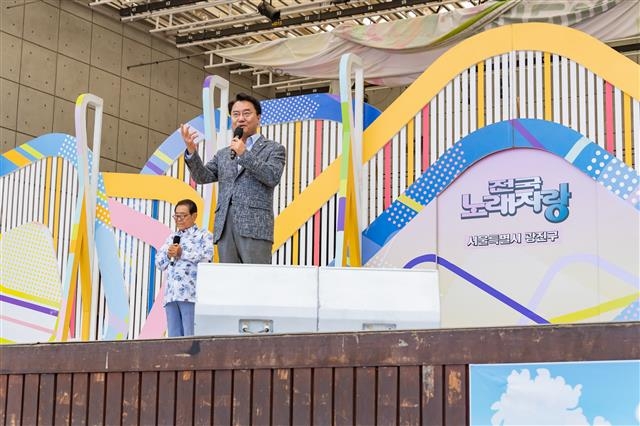 김선갑 서울 광진구청장이 지난 21일 어린이대공원 숲속의 무대에서 열린 KBS 전국노래자랑 현장을 찾은 5000여 구민들에게 인사하고 있다. 광진구 제공