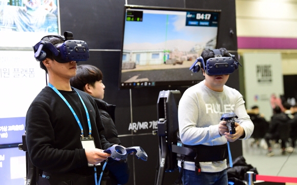 18일 서울 강남구 코엑스에서 열린 ‘VR 엑스포 2018’에서 관람객들이 VR게임을 체험하고 있다.  2018. 12. 18 정연호 기자 tpgod@seoul.co.kr