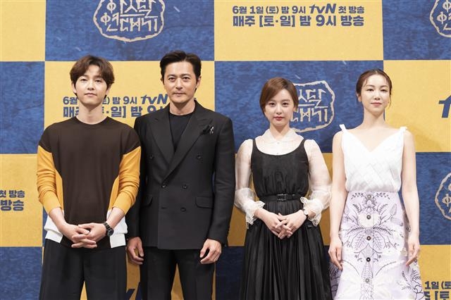 28일 서울 강남구 임피리얼팰리스호텔에서 열린 tvN ‘아스달 연대기’ 제작발표회에서 배우 송중기(왼쪽부터), 장동건, 김지원, 김옥빈이 포즈를 취하고 있다.  CJ ENM 제공