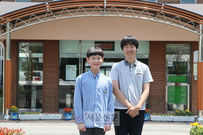 서귀포중학교 3학년에 재학 중인 한웅(좌측), 강태원 학생.[사진=제주지방경찰청 제공]