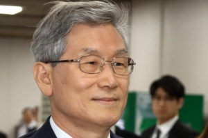 [포토] ‘미소 짓는’ 고영한 전 대법관, 첫 공판 출석