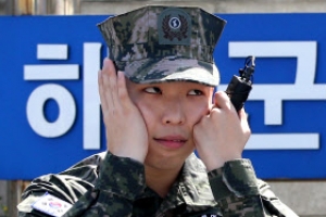 [포토] ‘여전히 익살스러운’ 이찬혁, 해병대 전역