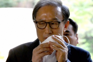 [서울포토] ‘마스크를 입에 대고’ 이명박 전 대통령 법정으로