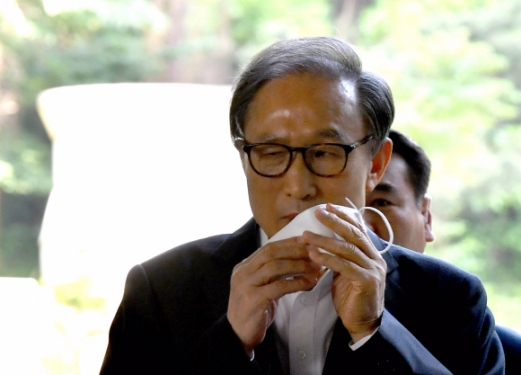 [서울포토] ‘마스크를 입에 대고’ 이명박 전 대통령 법정으로